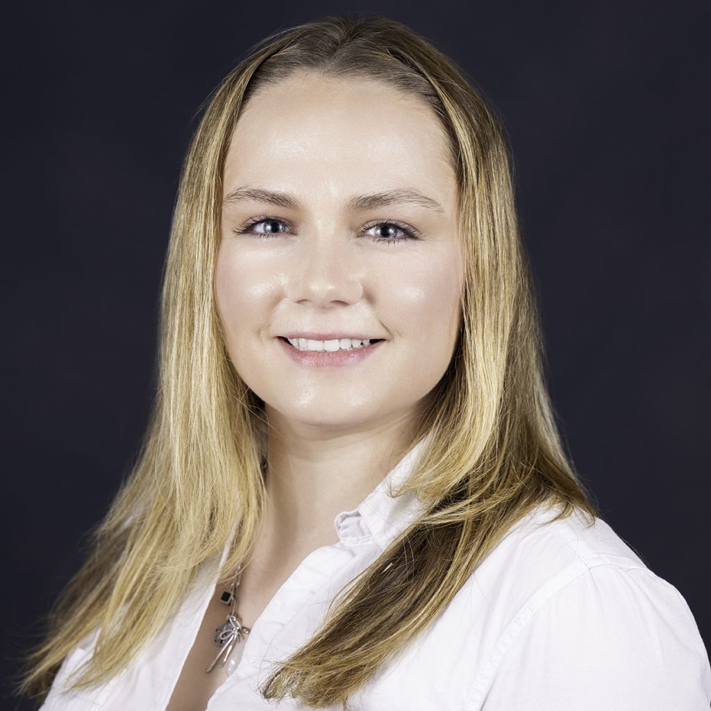Professional headshot photo of Eleanor Carr